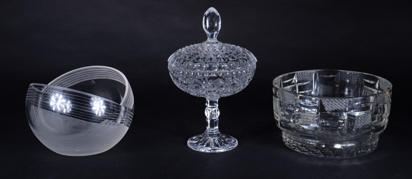 Três peças de cristal lapidado, sendo compoteira e dois bowls. - foto 1 de 11