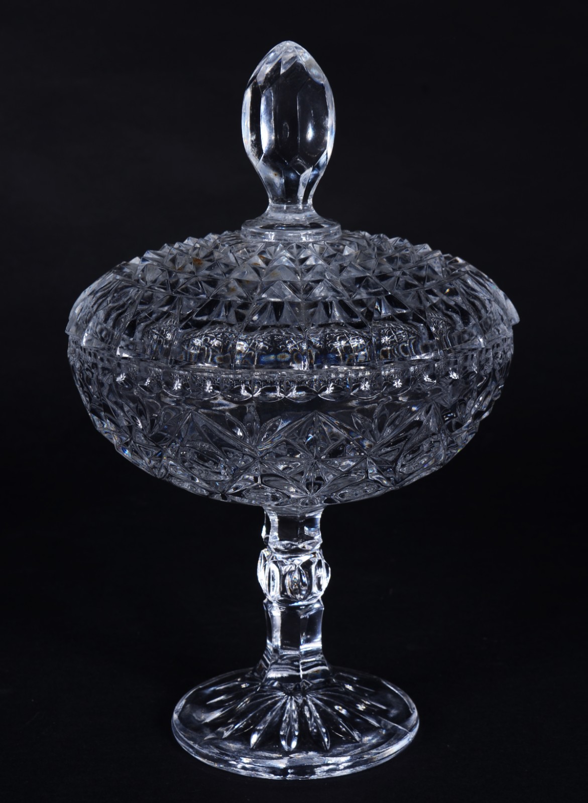 Três peças de cristal lapidado, sendo compoteira e dois bowls. - foto 2 de 11