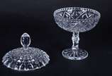 Três peças de cristal lapidado, sendo compoteir... - Três peças de cristal lapidado, sendo compoteira e dois bowls.