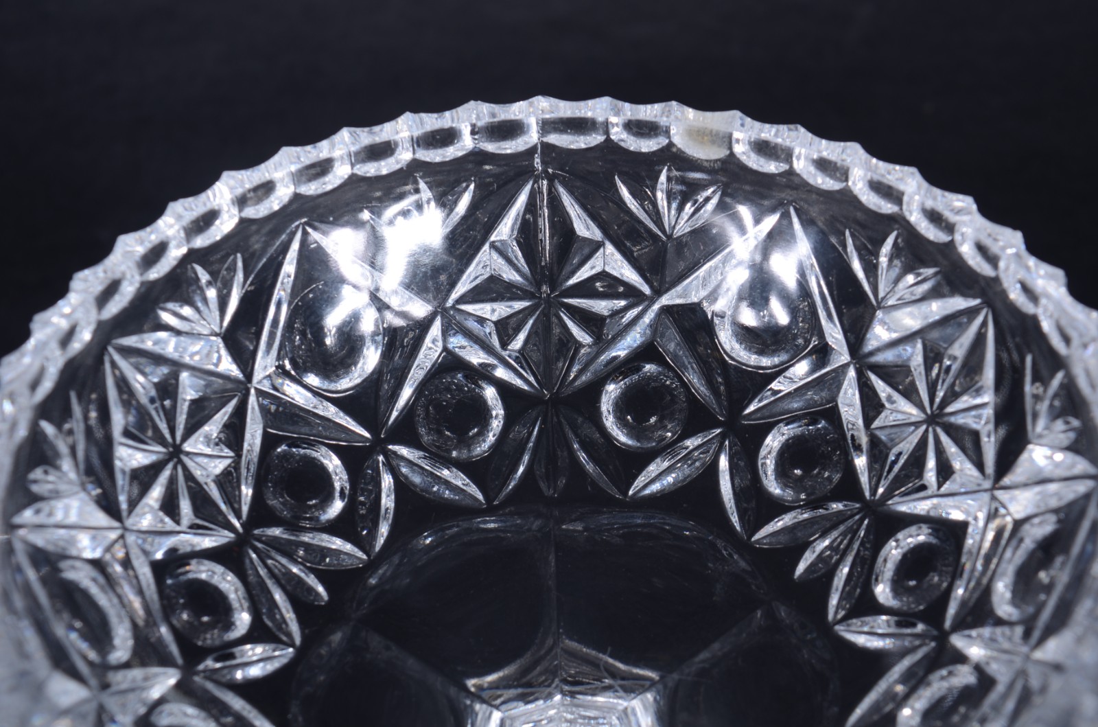 Três peças de cristal lapidado, sendo compoteira e dois bowls. - foto 6 de 11