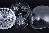 Três peças de cristal lapidado, sendo compoteir... - Três peças de cristal lapidado, sendo compoteira e dois bowls.