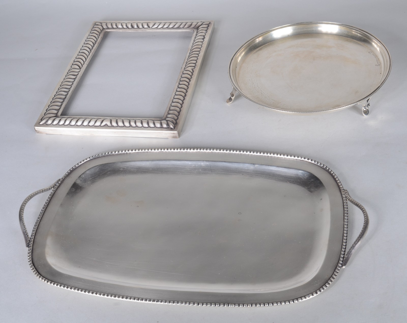Três peças de prata contrastada, sendo: Bandeja mexicana com alças... - foto 1 de 10