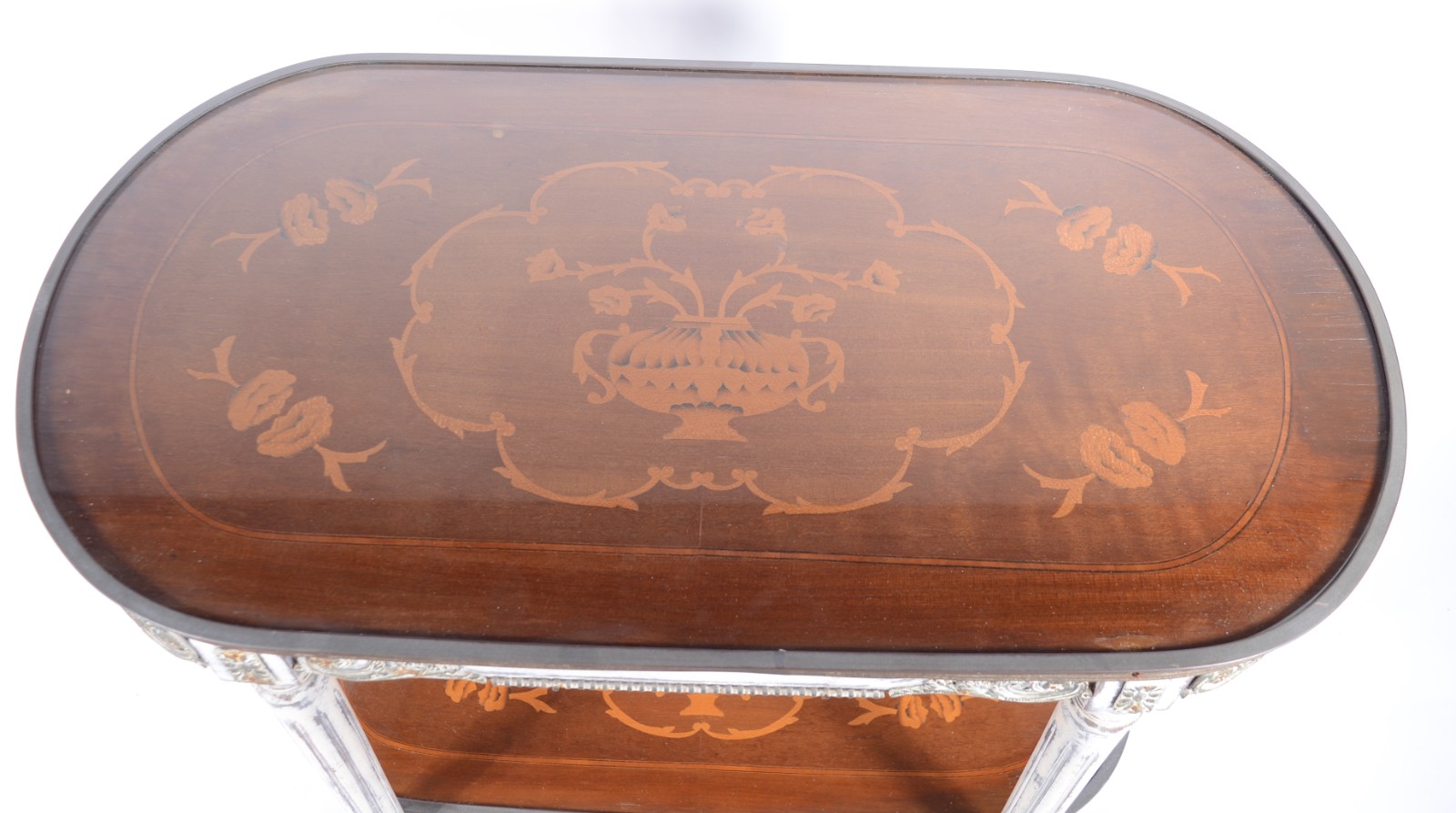 Mesa auxiliar feitio oval, estilo frances, tampo e platô inferior... - foto 3 de 6