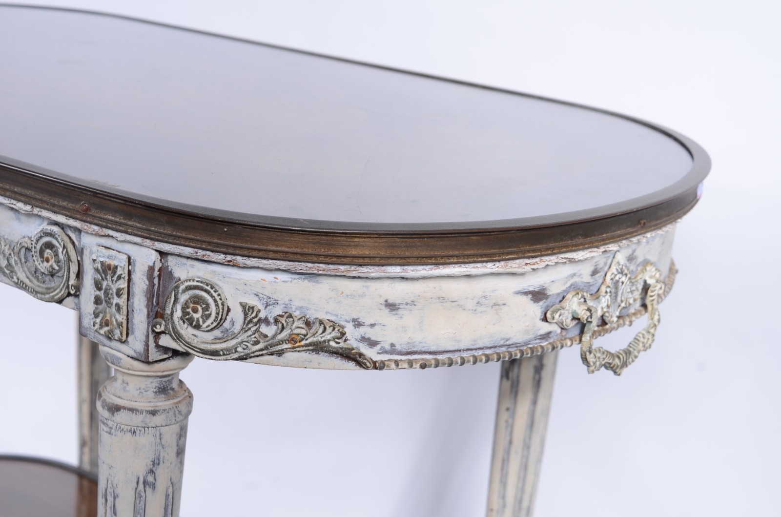 Mesa auxiliar feitio oval, estilo frances, tampo e platô inferior... - foto 6 de 6