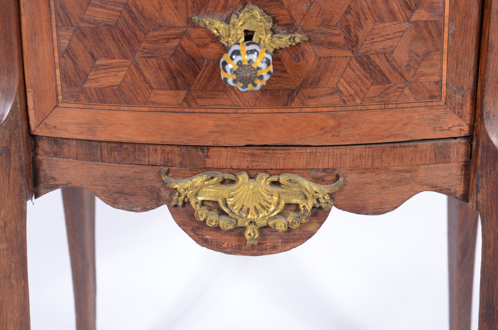 Mesa auxiliar de madeira nobre feitio oval, estilo frances, tampo de... - foto 4 de 11