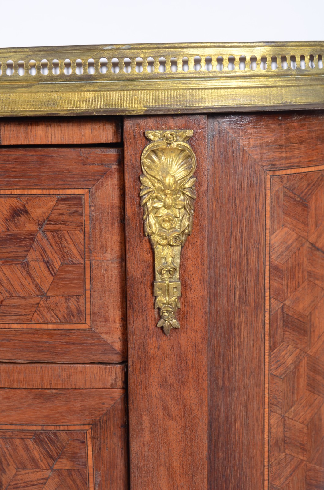Mesa auxiliar de madeira nobre feitio oval, estilo frances, tampo de... - foto 5 de 11