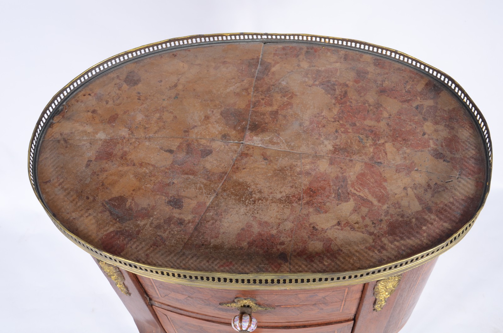 Mesa auxiliar de madeira nobre feitio oval, estilo frances, tampo de... - foto 7 de 11