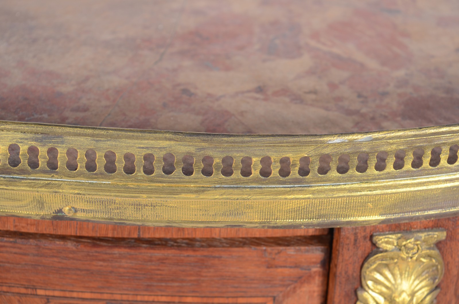 Mesa auxiliar de madeira nobre feitio oval, estilo frances, tampo de... - foto 10 de 11