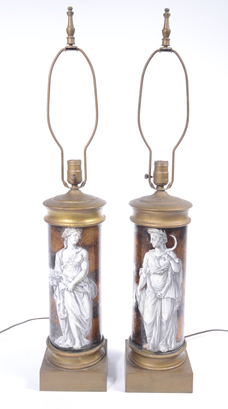 Par de abatjoures de metal e vidro decorados com figuras... - foto 1 de 7