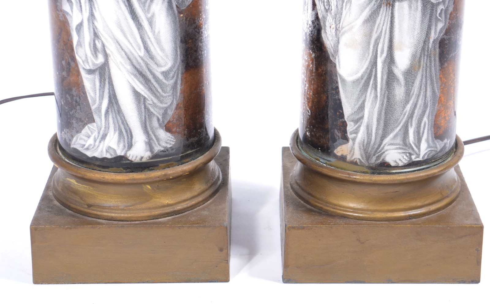 Par de abatjoures de metal e vidro decorados com figuras... - foto 2 de 7