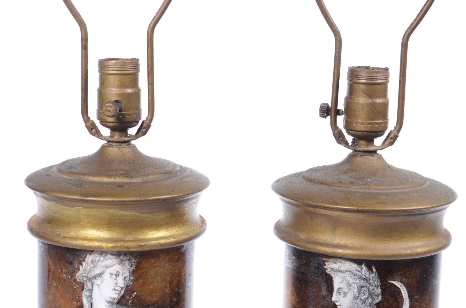 Par de abatjoures de metal e vidro decorados com figuras... - foto 4 de 7