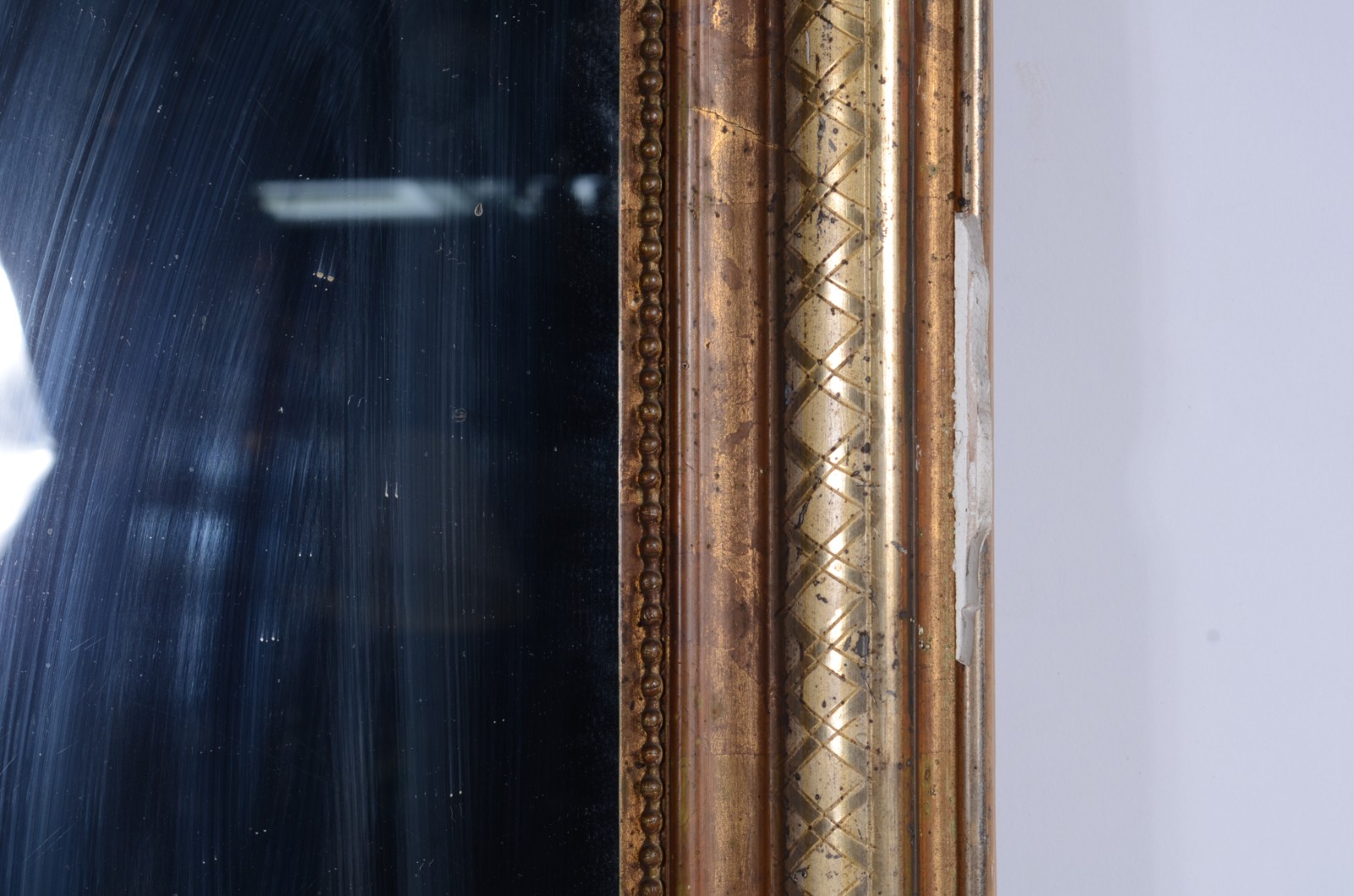 Espelho de cristal com moldura patinada em dourado (com desgastes). - foto 2 de 4