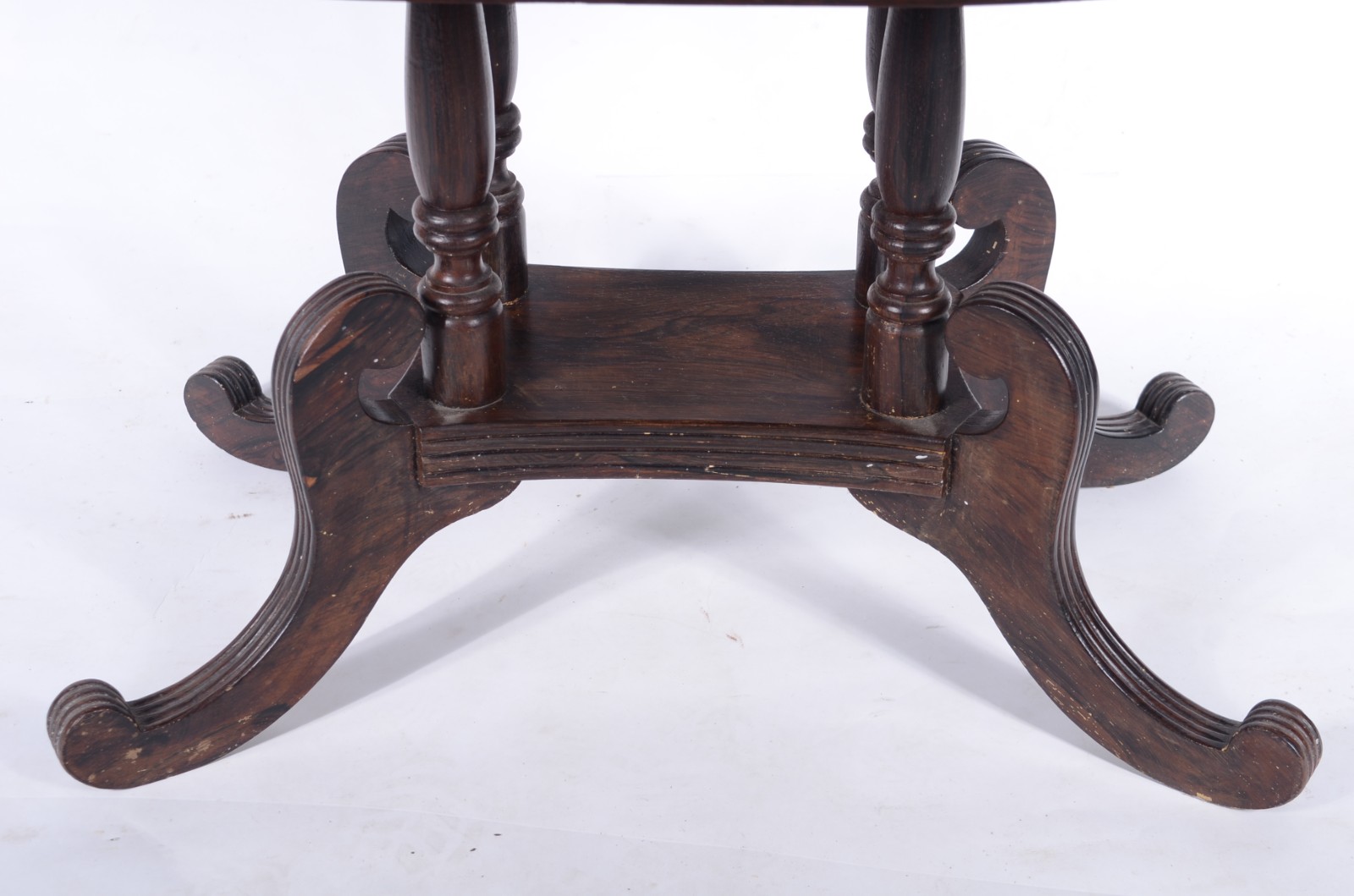 Mesa com abas de madeira nobre, 4 pernas cilíndricas unidas em platô... - foto 5 de 8