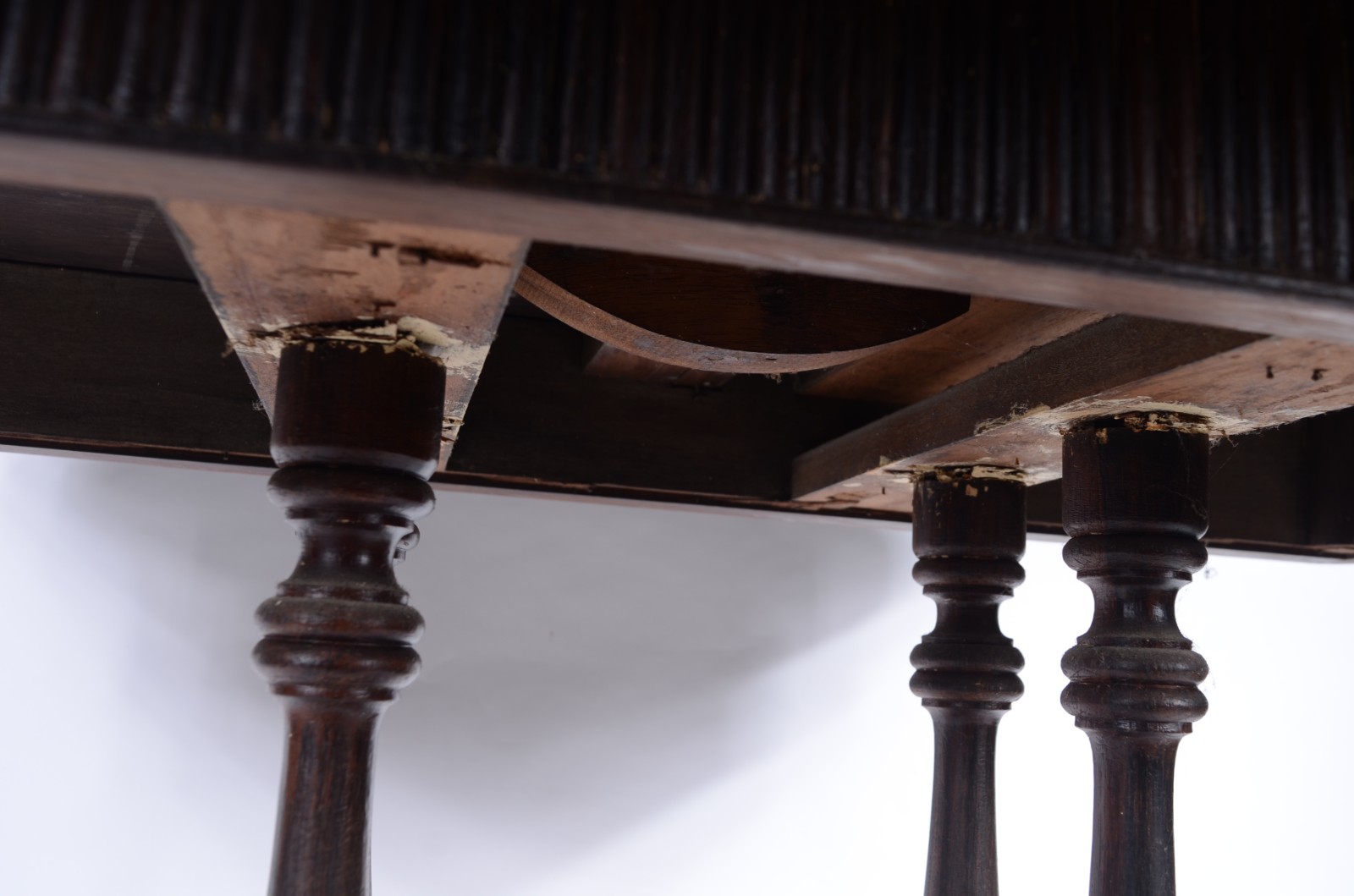 Mesa com abas de madeira nobre, 4 pernas cilíndricas unidas em platô... - foto 6 de 8