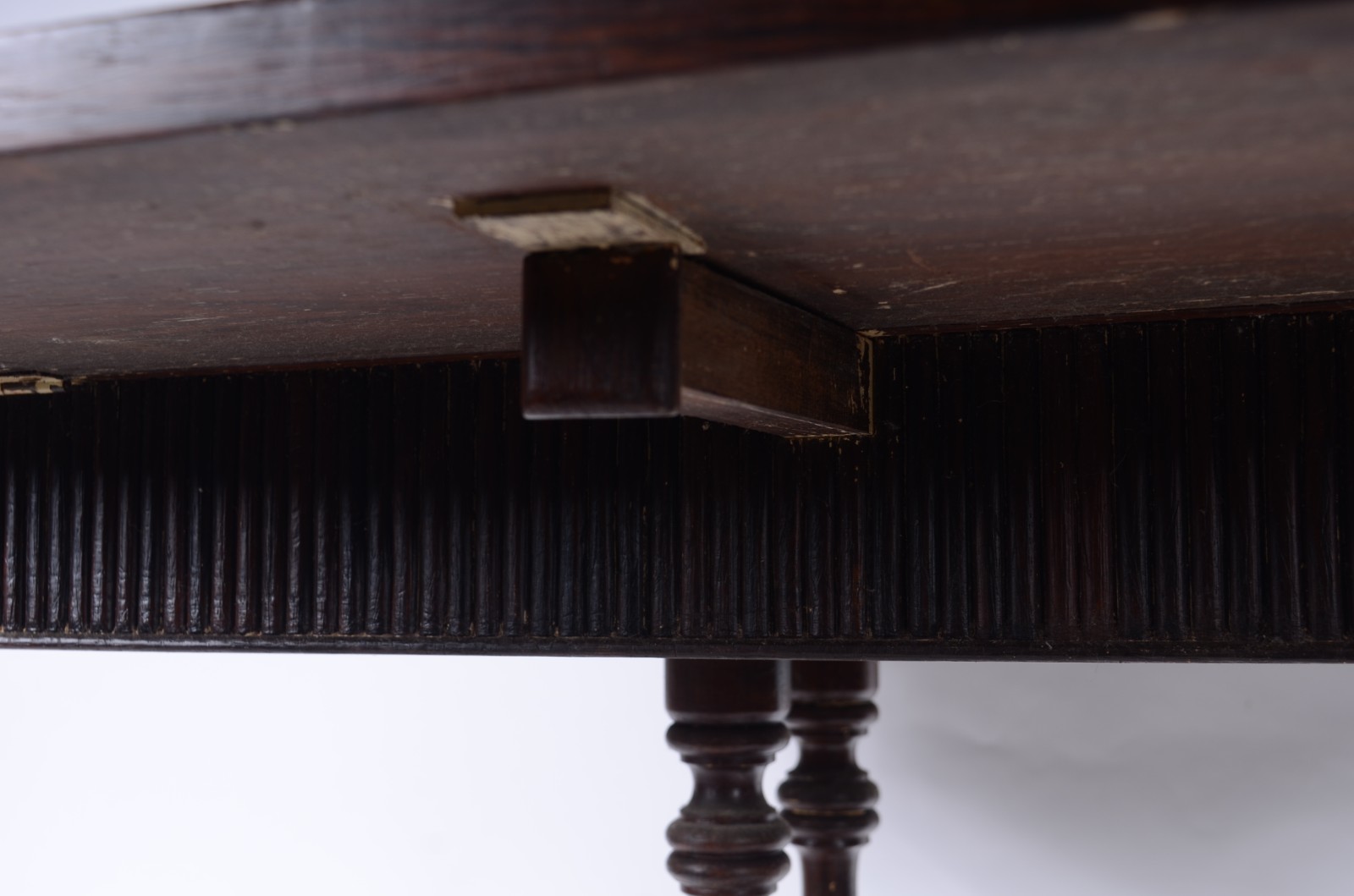 Mesa com abas de madeira nobre, 4 pernas cilíndricas unidas em platô... - foto 7 de 8