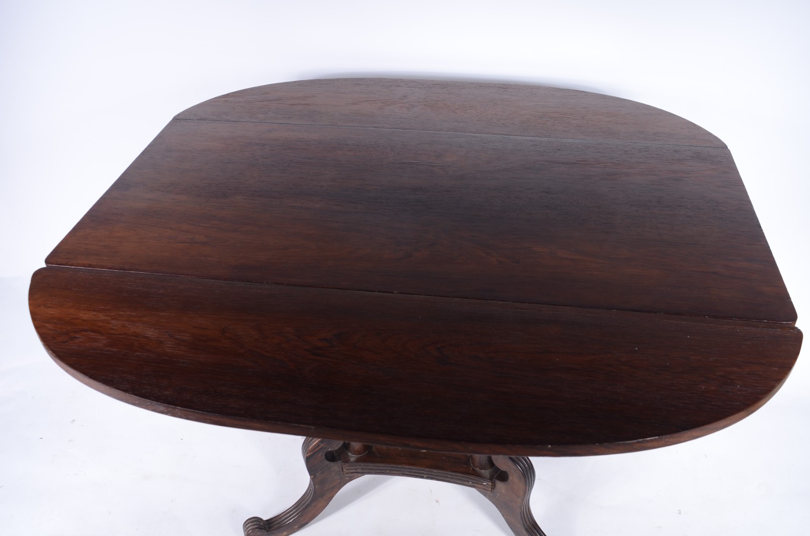 Mesa com abas de madeira nobre, 4 pernas cilíndricas unidas em platô... - foto 8 de 8