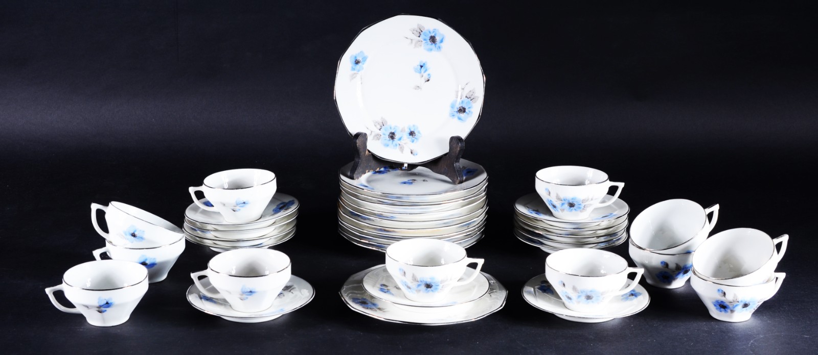 Conjunto com 12 xícaras para chá com pires e 12 pratos de sobremesa... - foto 1 de 7