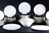 Porcelanas Renner (1937-1990),  - Aparelho de jantar de porcelana Renner, branco com friso dourado, composto de: 14 pratos rasos, 21 pratos fundos, 18 pratos de sobremesa, sopeira e 2 