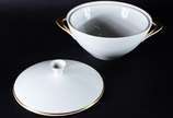 Porcelanas Renner (1937-1990),  - Aparelho de jantar de porcelana Renner, branco com friso dourado, composto de: 14 pratos rasos, 21 pratos fundos, 18 pratos de sobremesa, sopeira e 2 