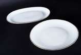 Porcelanas Renner (1937-1990),  - Aparelho de jantar de porcelana Renner, branco com friso dourado, composto de: 14 pratos rasos, 21 pratos fundos, 18 pratos de sobremesa, sopeira e 2 