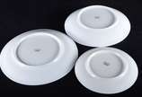 Porcelanas Renner (1937-1990),  - Aparelho de jantar de porcelana Renner, branco com friso dourado, composto de: 14 pratos rasos, 21 pratos fundos, 18 pratos de sobremesa, sopeira e 2 