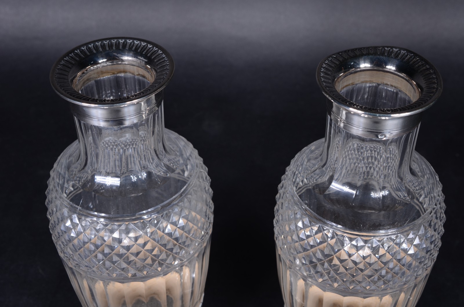 Par de jarras de cristal lapidado com guarnição de prata francesa... - foto 4 de 6