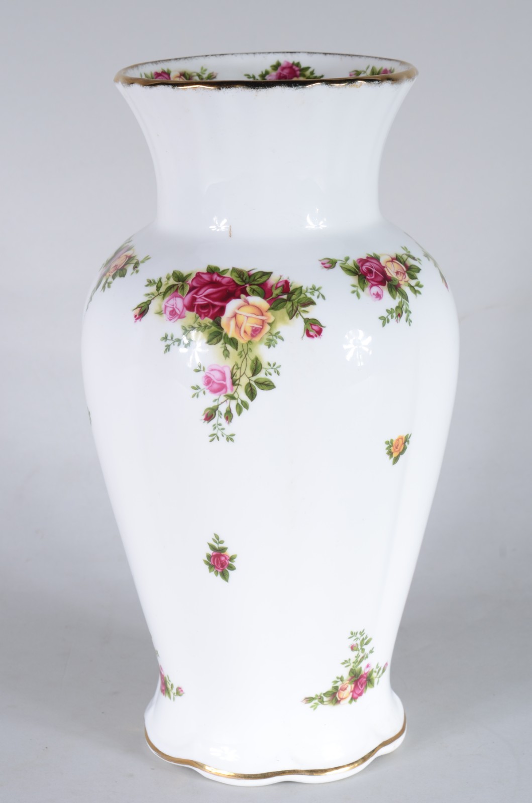 Vaso de porcelana inglesa Royal Albert - "Old Country Roses", fundo... - foto 1 de 5