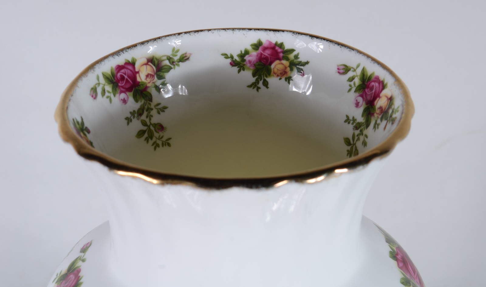 Vaso de porcelana inglesa Royal Albert - "Old Country Roses", fundo... - foto 2 de 5