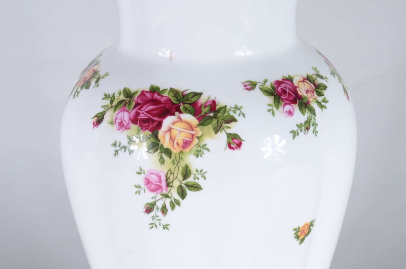 Vaso de porcelana inglesa Royal Albert - "Old Country Roses", fundo... - foto 3 de 5