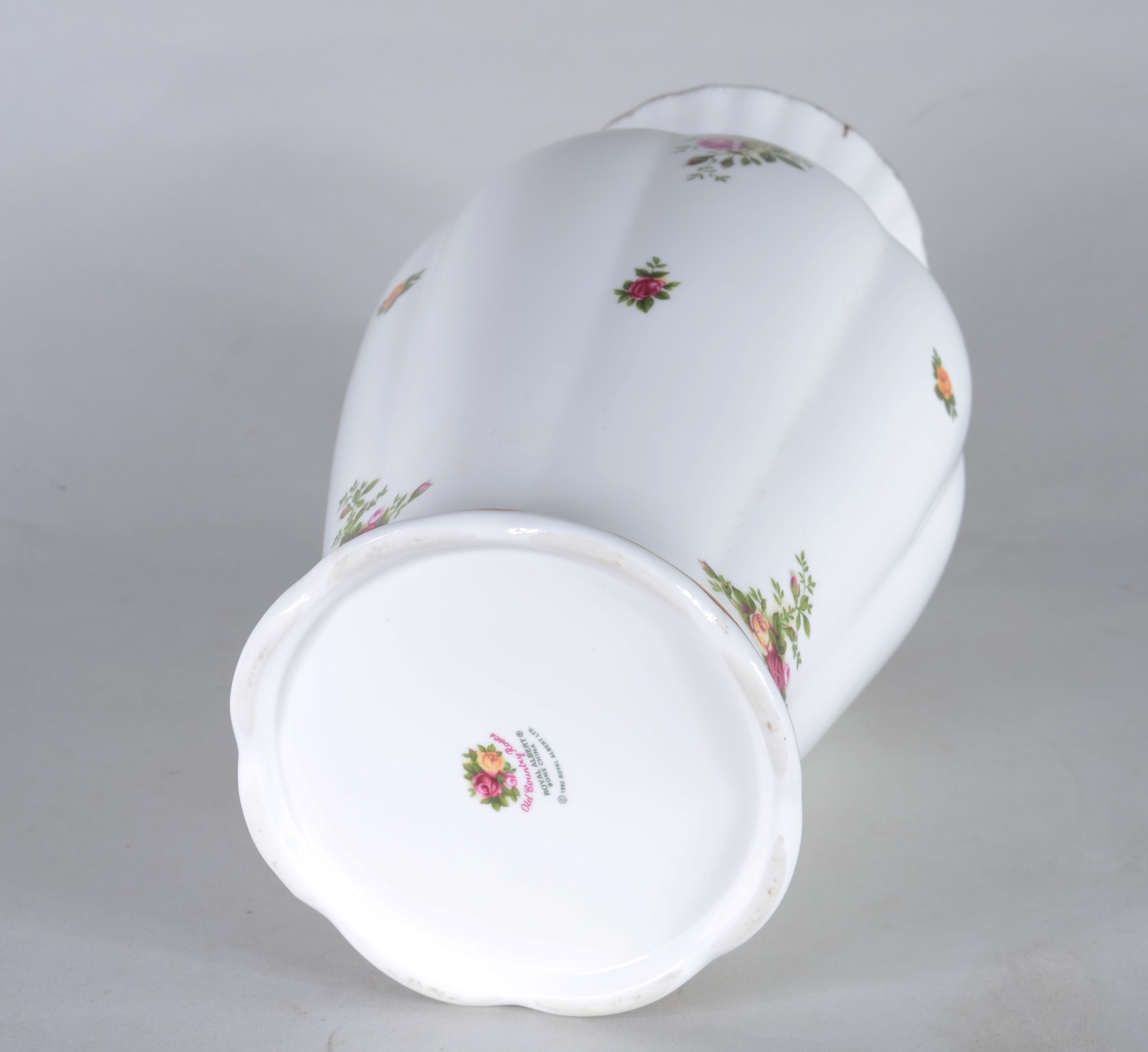 Vaso de porcelana inglesa Royal Albert - "Old Country Roses", fundo... - foto 4 de 5