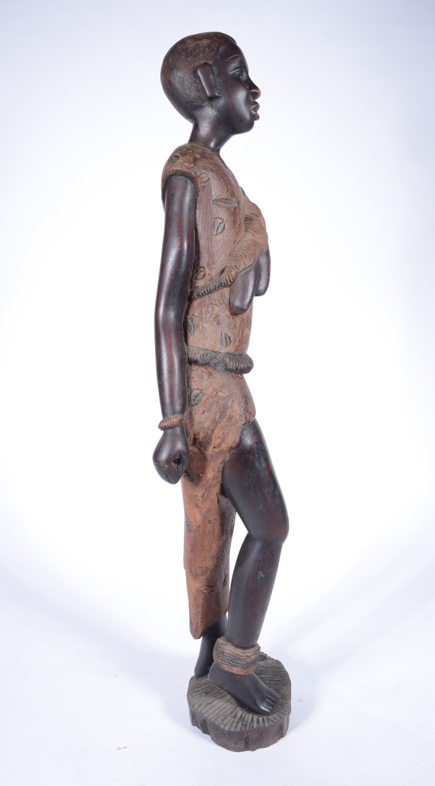 Escultura africana de madeira entalhada. Pequenos defeitos e lascado... - foto 4 de 9