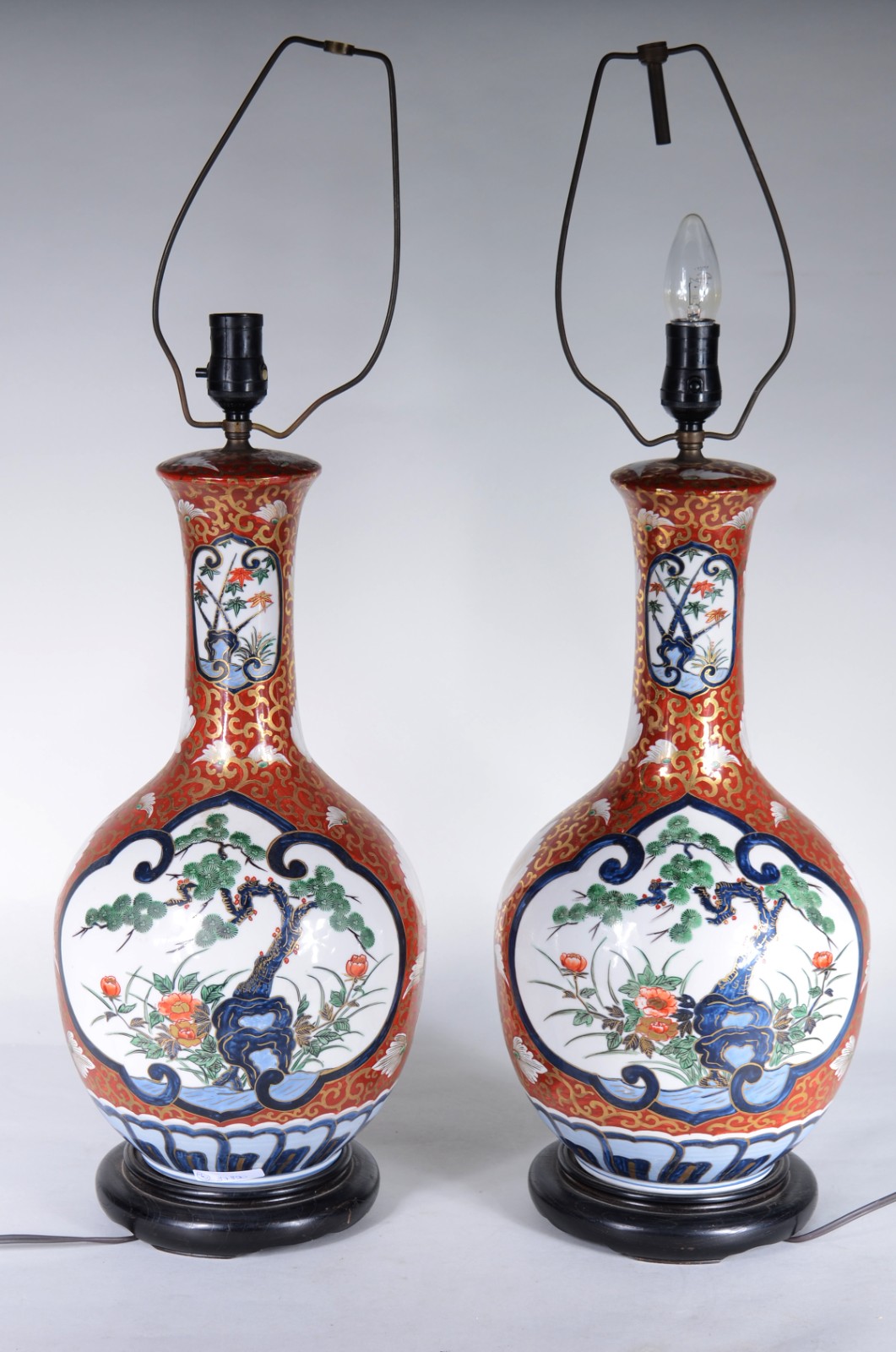 Par de abatjoures de porcelana oriental ao gosto Imari, bases de... - foto 1 de 5