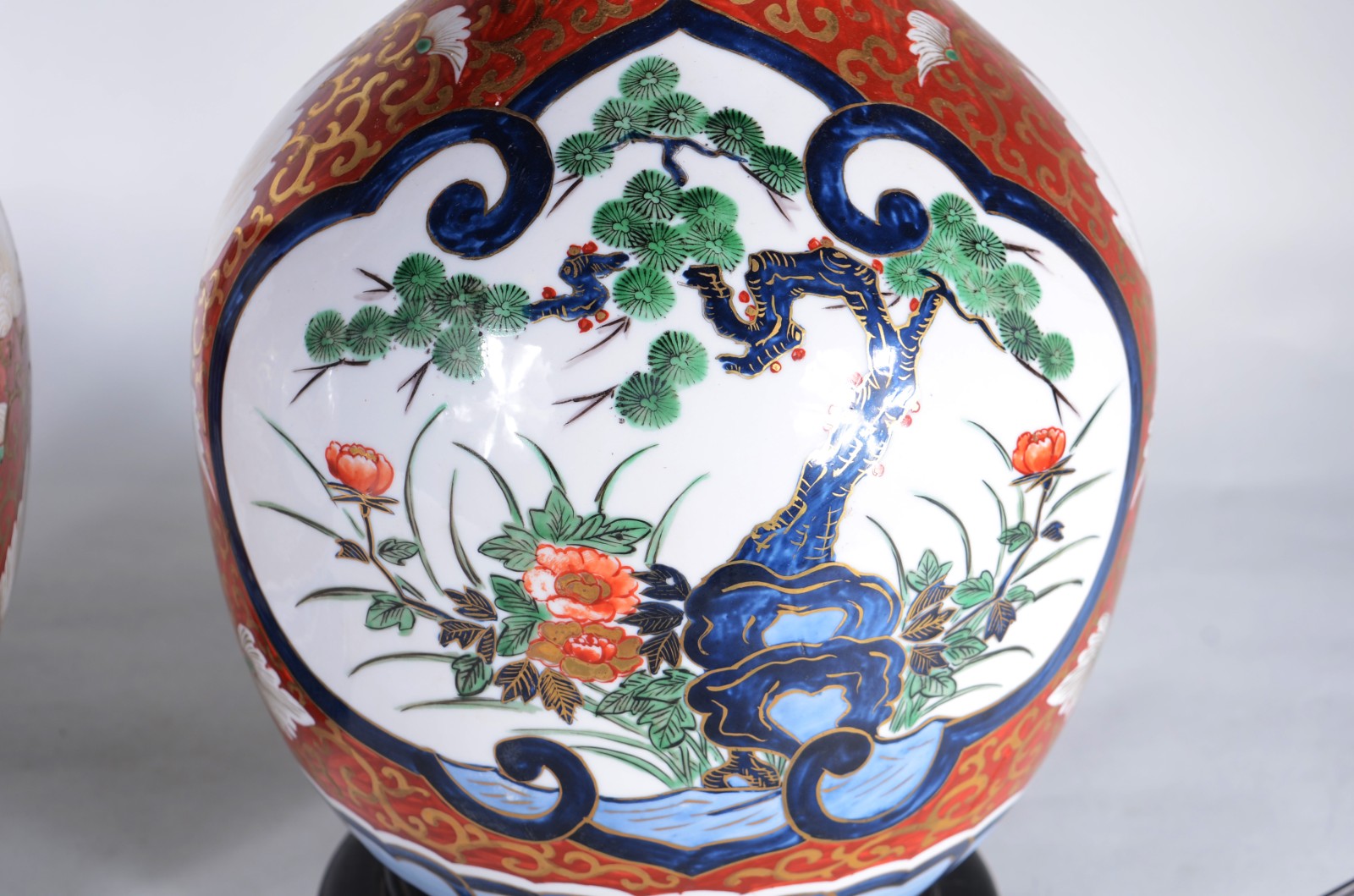 Par de abatjoures de porcelana oriental ao gosto Imari, bases de... - foto 2 de 5