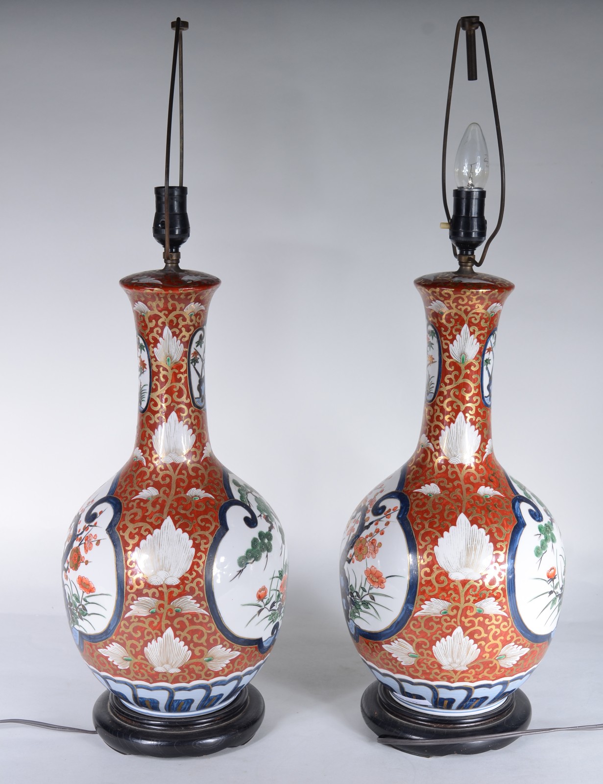 Par de abatjoures de porcelana oriental ao gosto Imari, bases de... - foto 4 de 5