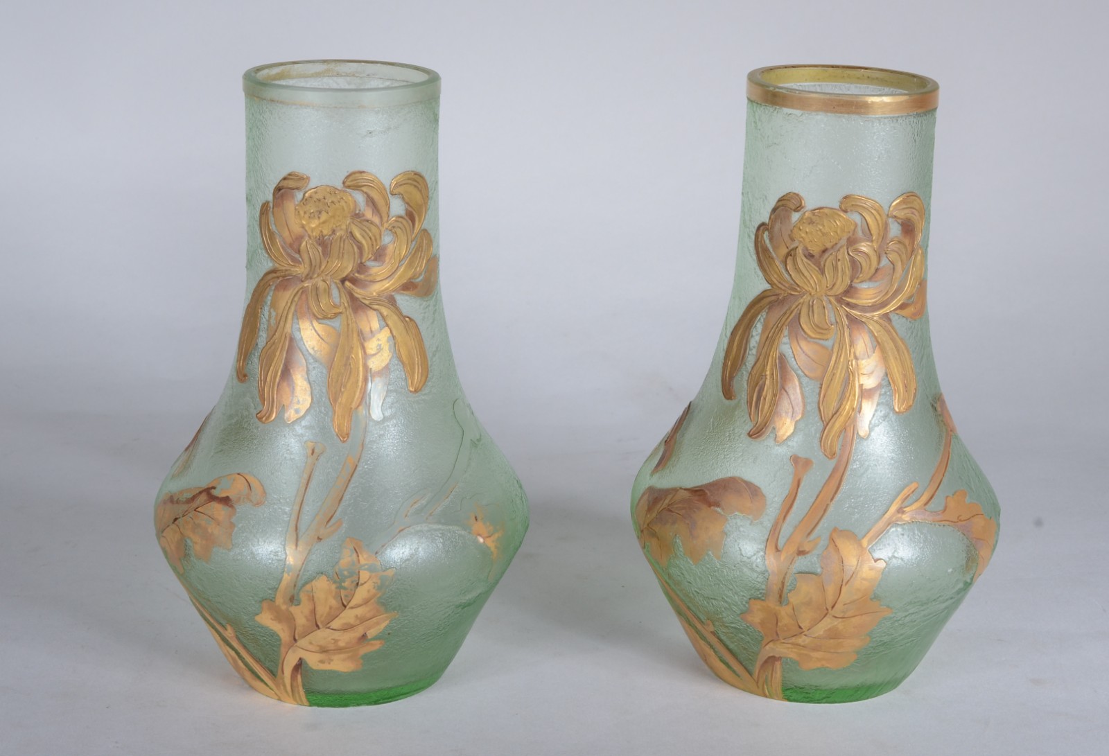 Par de raros vasos franceses de vidro verde acidado com flores de... - foto 1 de 7