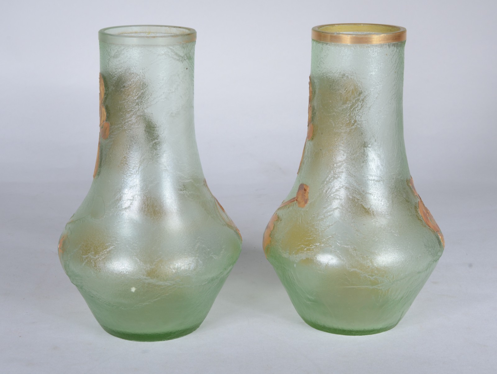 Par de raros vasos franceses de vidro verde acidado com flores de... - foto 2 de 7