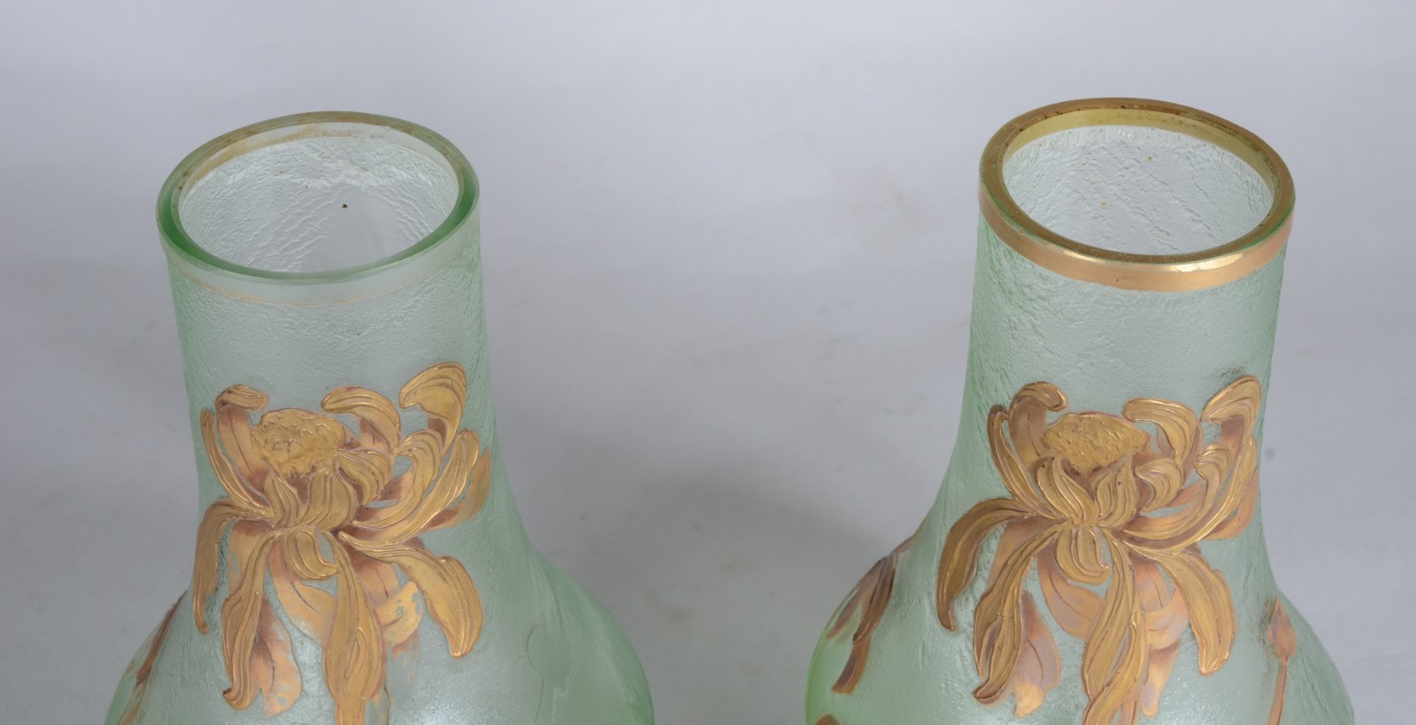 Par de raros vasos franceses de vidro verde acidado com flores de... - foto 3 de 7