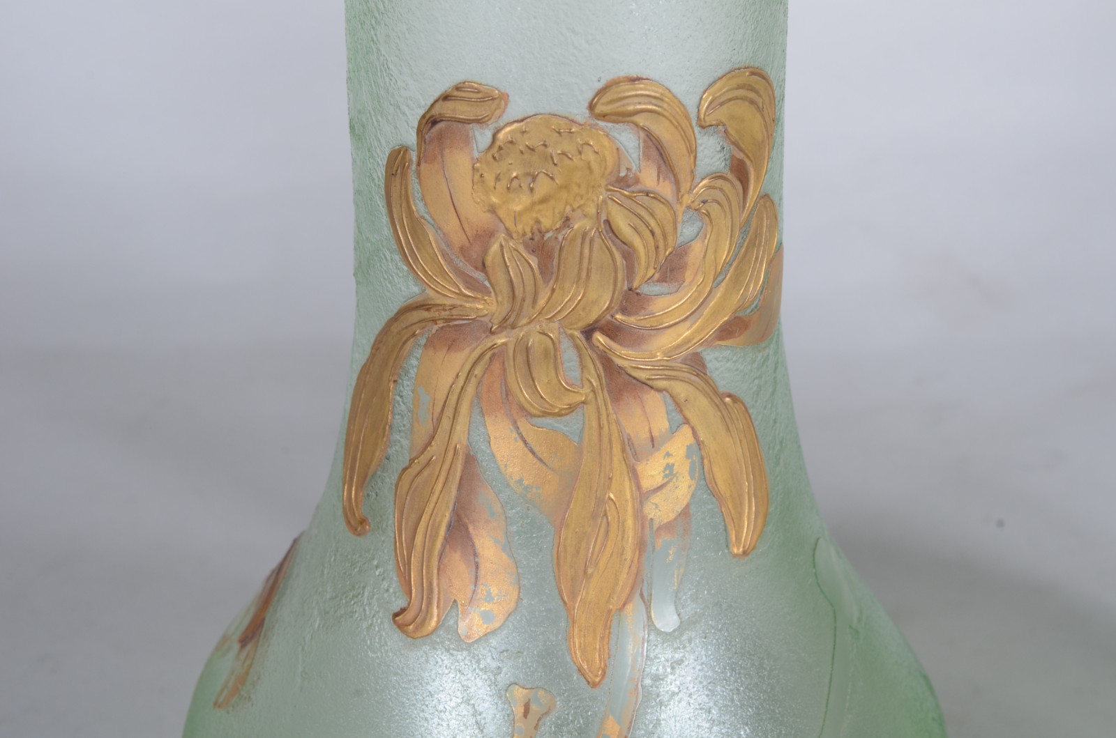 Par de raros vasos franceses de vidro verde acidado com flores de... - foto 4 de 7