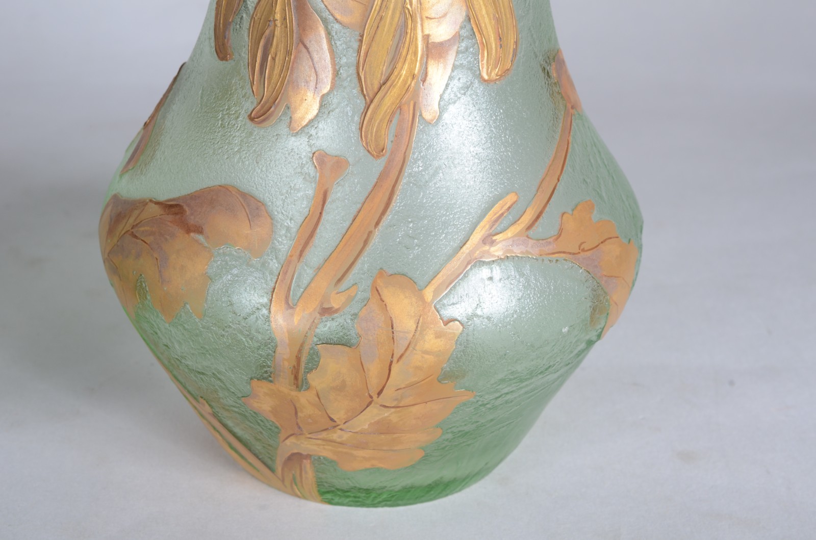 Par de raros vasos franceses de vidro verde acidado com flores de... - foto 5 de 7