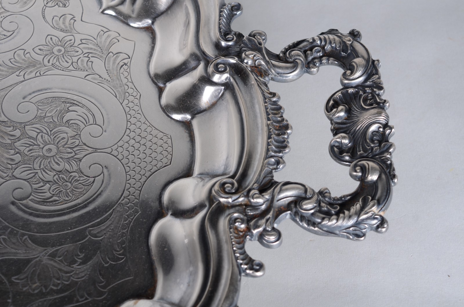 Elegante bandeja com alças de metal prateado EPNS, borda recortada e... - foto 4 de 8