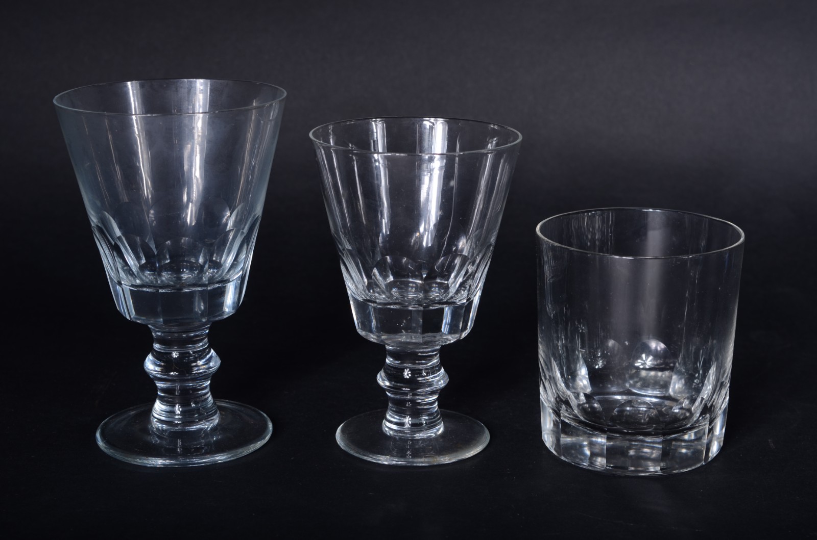 Serviço de cristal facetado, composto de: 18 taças para vinho branco... - foto 2 de 5