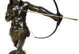 CARL KAUBA (1865-1922),  - Grande escultura de bronze representando ¨Indio com arco e flecha ¨. Assinado na base.

