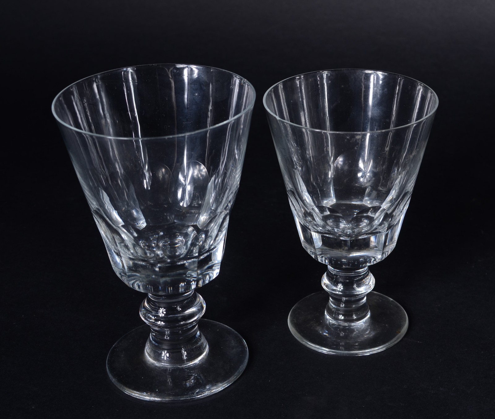 Serviço de cristal facetado, composto de: 18 taças para vinho branco... - foto 3 de 5