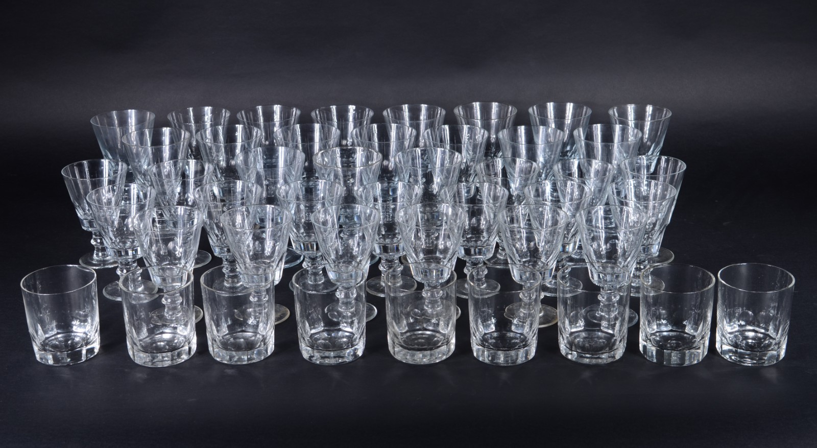 Serviço de cristal facetado, composto de: 18 taças para vinho branco... - foto 1 de 5