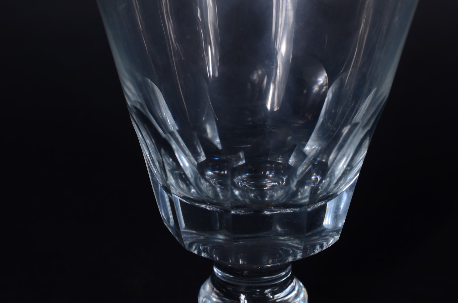 Serviço de cristal facetado, composto de: 18 taças para vinho branco... - foto 4 de 5