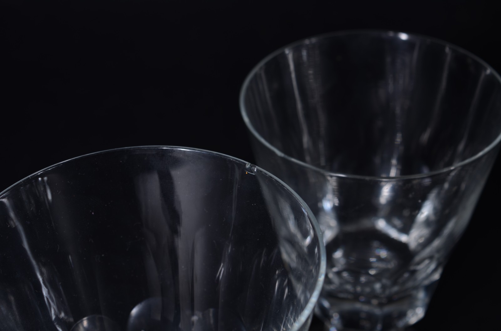 Serviço de cristal facetado, composto de: 18 taças para vinho branco... - foto 5 de 5