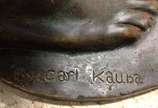 CARL KAUBA (1865-1922),  - Grande escultura de bronze representando ¨Indio com arco e flecha ¨. Assinado na base.

