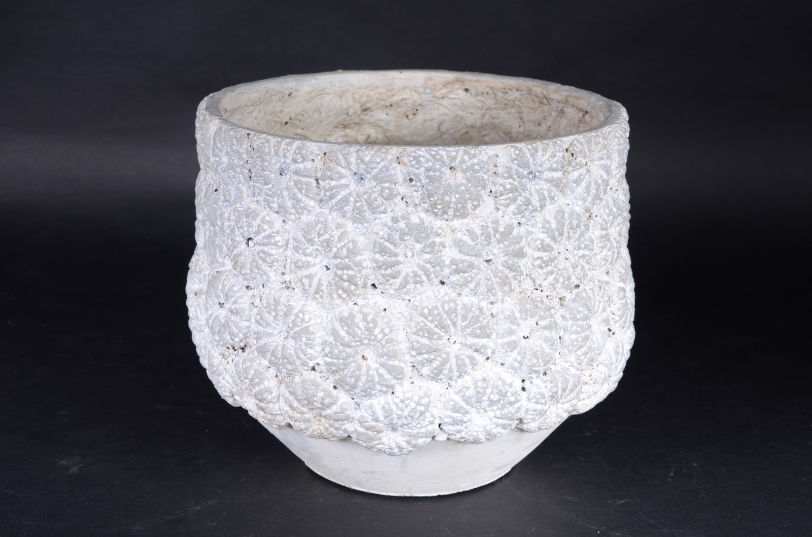 Cachepot de material sintético com flores em relevo. - foto 1 de 5