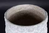 Cachepot de material sintético com flores em re... - Cachepot de material sintético com flores em relevo.