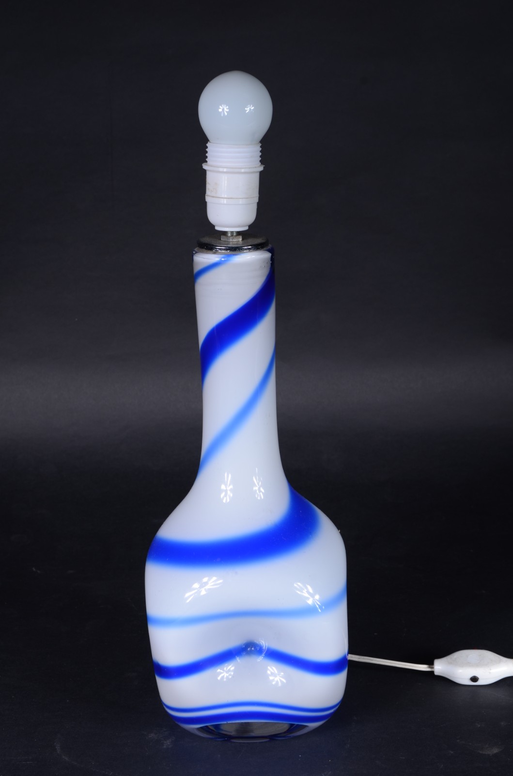 Abatjour de vidro decorativo na forma de vaso com mesclas azuis sobre... - foto 1 de 5